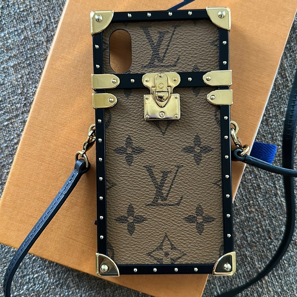 LOUIS VUITTON Eye Trunk iphone X & XS
Monogram Reverse